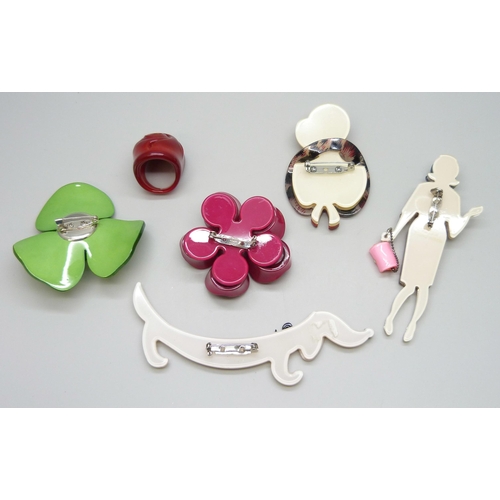 7093 - A collection of plastic jewellery including an Art Deco style lady and a 1960s style lady, dog brooc... 