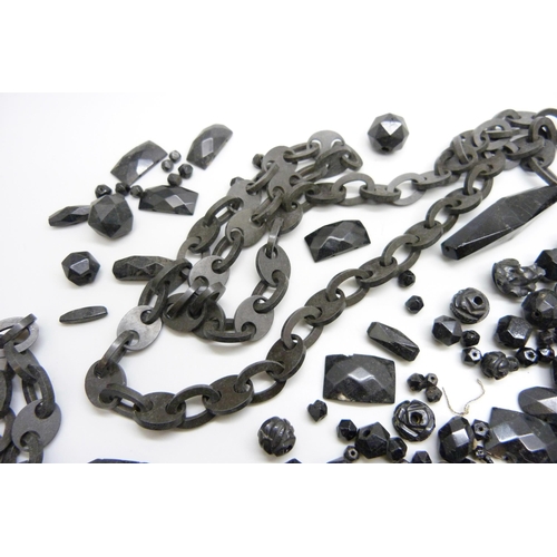 7097 - A collection of jewellery including a mariner link chain, possibly bog oak (a/f), a string of wooden... 