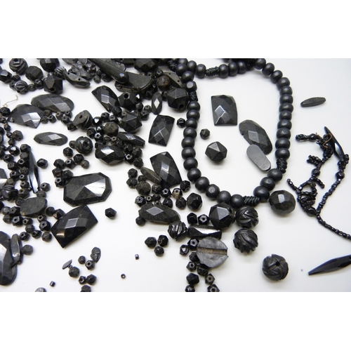 7097 - A collection of jewellery including a mariner link chain, possibly bog oak (a/f), a string of wooden... 