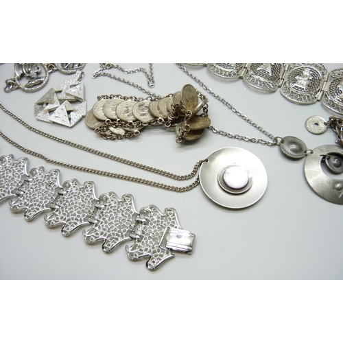 7101 - A collection of costume jewellery