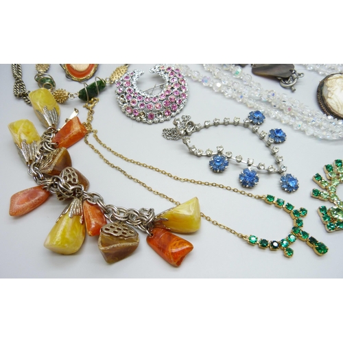 7102 - A collection of vintage costume jewellery