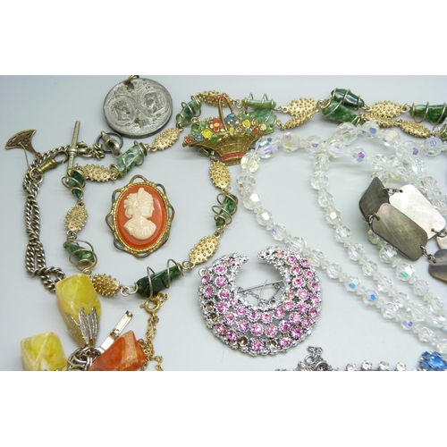 7102 - A collection of vintage costume jewellery