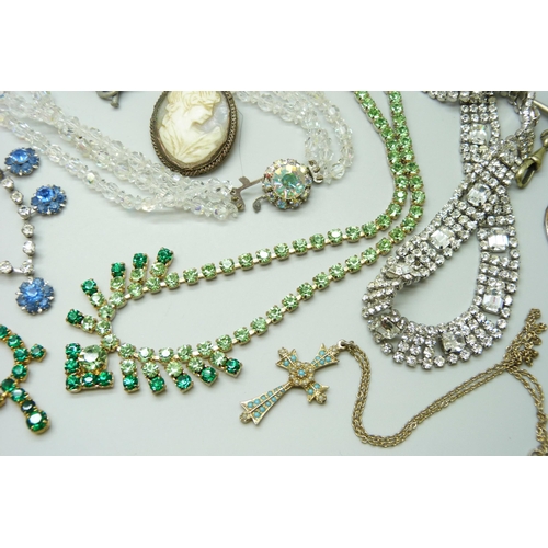 7102 - A collection of vintage costume jewellery