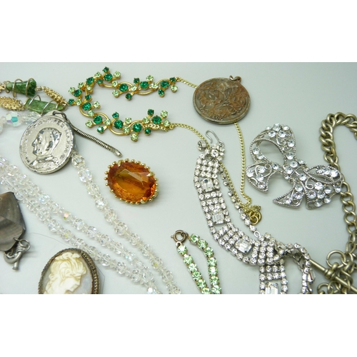 7102 - A collection of vintage costume jewellery