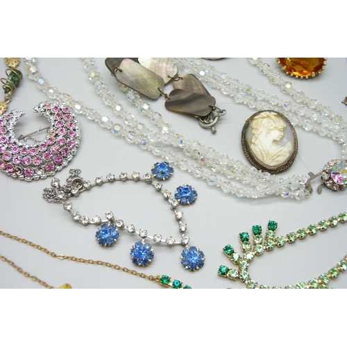 7102 - A collection of vintage costume jewellery