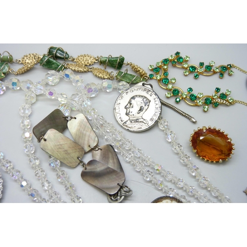 7102 - A collection of vintage costume jewellery