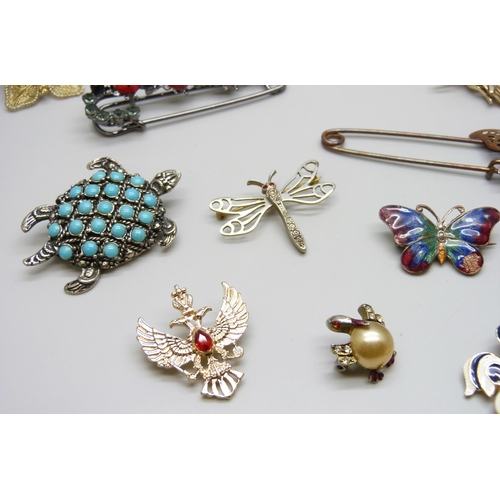 7109 - A collection of animal themed brooches