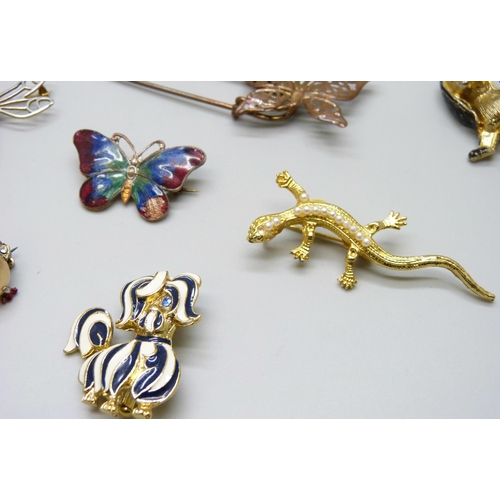 7109 - A collection of animal themed brooches