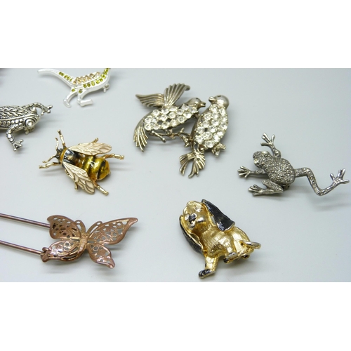 7109 - A collection of animal themed brooches