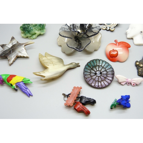 7110 - A collection of vintage plastic brooches