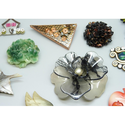 7110 - A collection of vintage plastic brooches