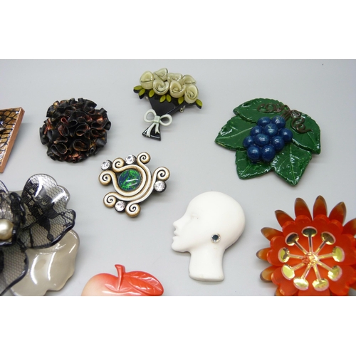 7110 - A collection of vintage plastic brooches