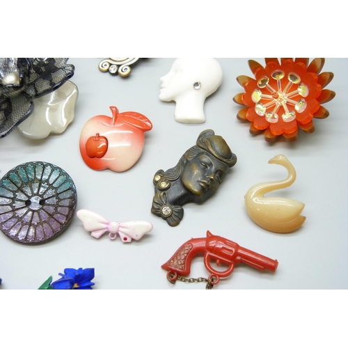 7110 - A collection of vintage plastic brooches