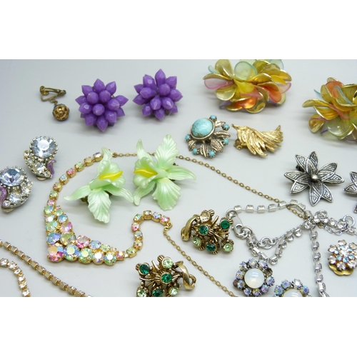 7111 - Twenty four pairs of vintage clip-on earrings and vintage paste jewellery