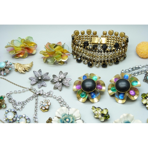 7111 - Twenty four pairs of vintage clip-on earrings and vintage paste jewellery