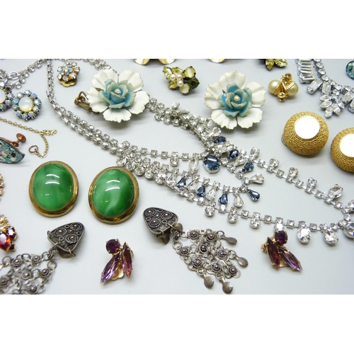 7111 - Twenty four pairs of vintage clip-on earrings and vintage paste jewellery