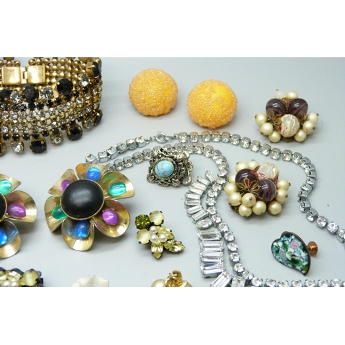 7111 - Twenty four pairs of vintage clip-on earrings and vintage paste jewellery