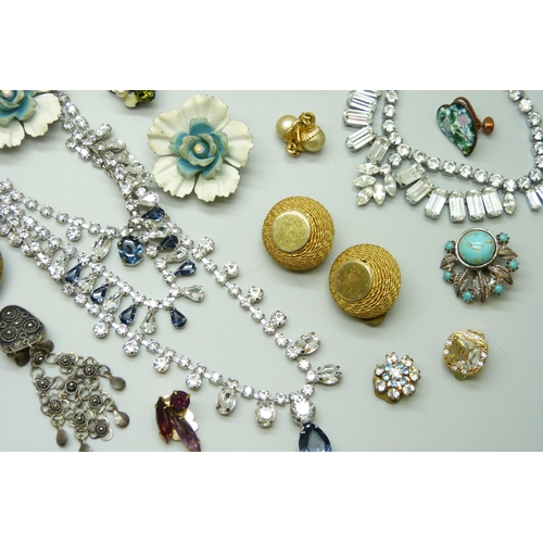 7111 - Twenty four pairs of vintage clip-on earrings and vintage paste jewellery