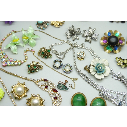 7111 - Twenty four pairs of vintage clip-on earrings and vintage paste jewellery