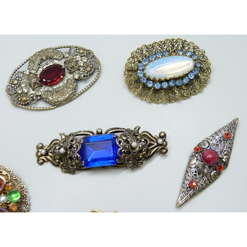 7112 - A collection of fretwork brooches