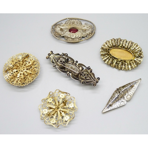 7112 - A collection of fretwork brooches