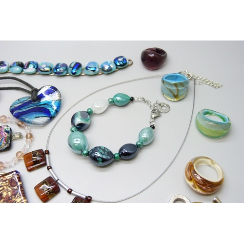 7114 - A Murano and other glass jewellery including rings