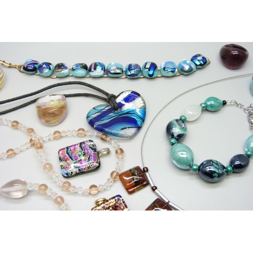 7114 - A Murano and other glass jewellery including rings