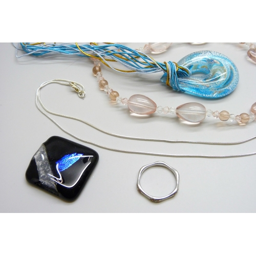 7114 - A Murano and other glass jewellery including rings