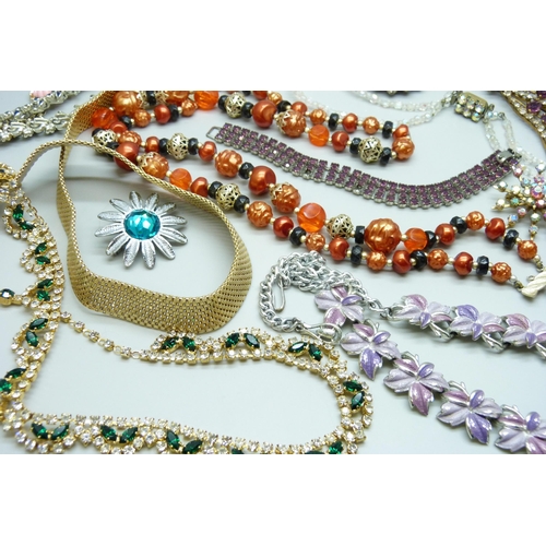 7117 - A collection of vintage costume jewellery