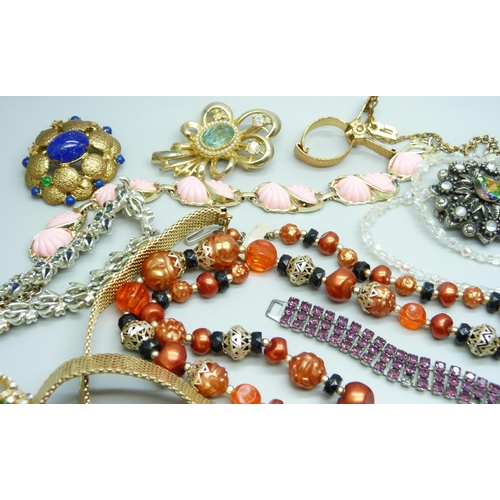 7117 - A collection of vintage costume jewellery