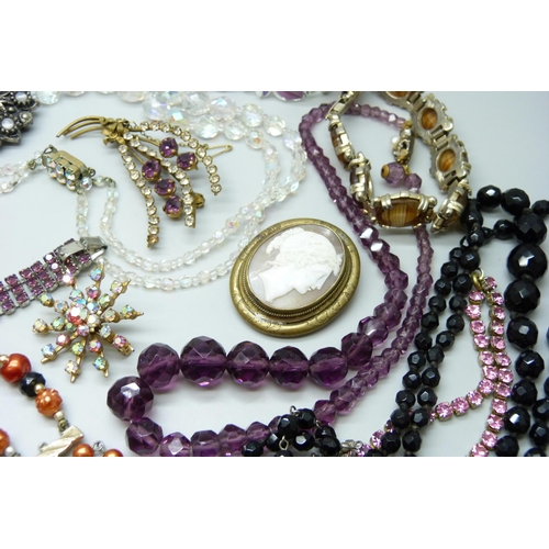 7117 - A collection of vintage costume jewellery