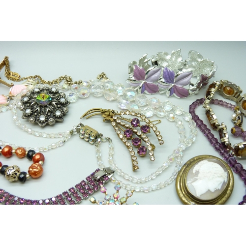 7117 - A collection of vintage costume jewellery