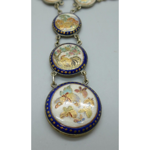 7119 - An early 20th Century Oriental drop necklace with hand painted ceramic panels, some links a/f, 40cm,... 