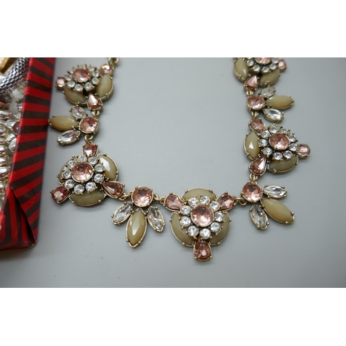 7122 - A collection of costume jewellery