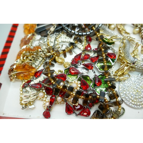 7122 - A collection of costume jewellery