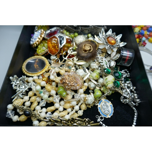 7124 - A collection of costume jewellery