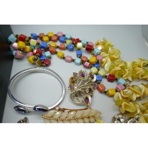 7124 - A collection of costume jewellery