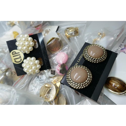 7128 - One hundred pairs of clip-on earrings