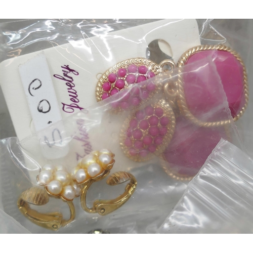 7128 - One hundred pairs of clip-on earrings