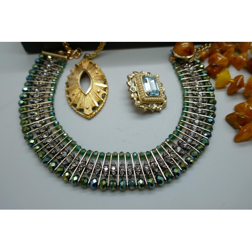 7129 - A collection of costume jewellery