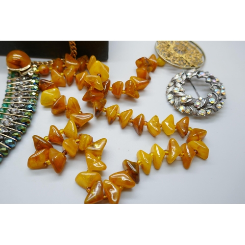 7129 - A collection of costume jewellery