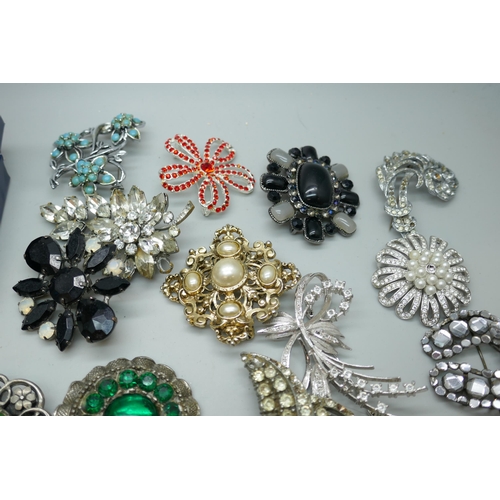 7133 - A collection of costume brooches and ceramic flower jewellery