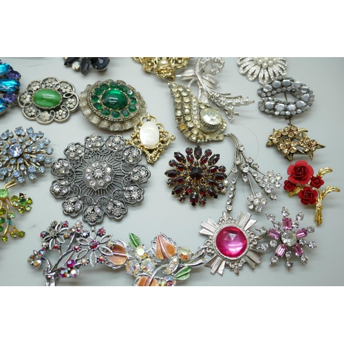 7133 - A collection of costume brooches and ceramic flower jewellery