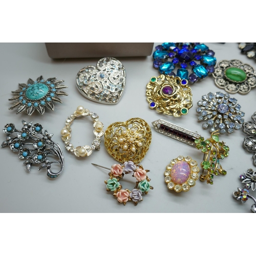 7133 - A collection of costume brooches and ceramic flower jewellery