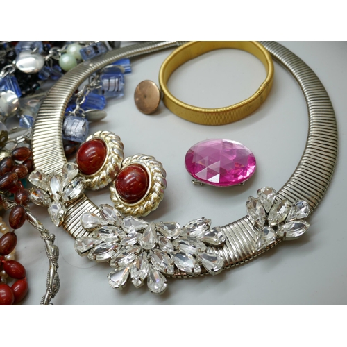 7134 - A box of costume jewellery including a lapis lazuli necklace (a/f)