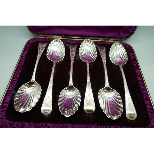 7219 - A set of George III silver spoons, London 1810, 223g, cased