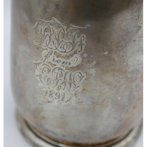 7225 - A George II silver mug with inscription, London 1733, Thomas Tearle, 202g