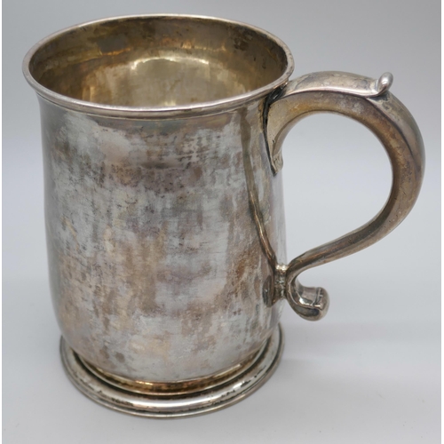 7225 - A George II silver mug with inscription, London 1733, Thomas Tearle, 202g