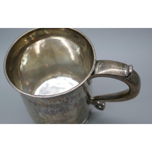 7225 - A George II silver mug with inscription, London 1733, Thomas Tearle, 202g