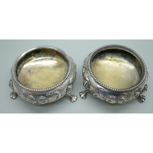 7232 - A pair of Victorian silver salt cellars, Thomas White, London 1887, 123g